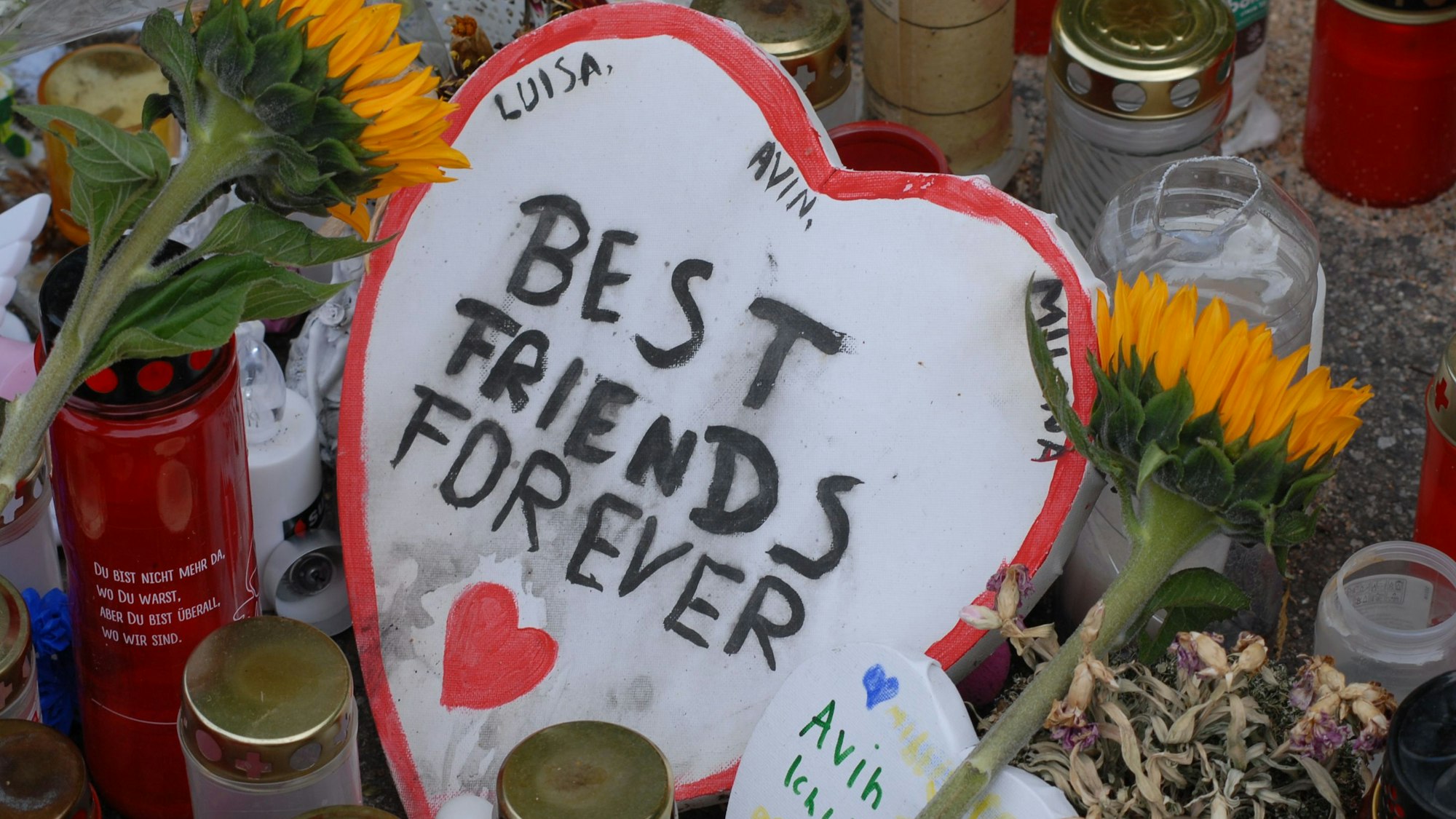 An der Unfallstelle an der Frechener Straße erinnerten Kerzen, Blumen und Botschaften an die beiden Unfallopfer.