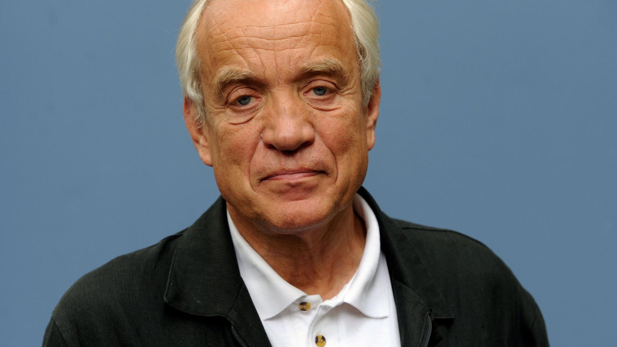 Peter Bach schaut in die Kamera.
