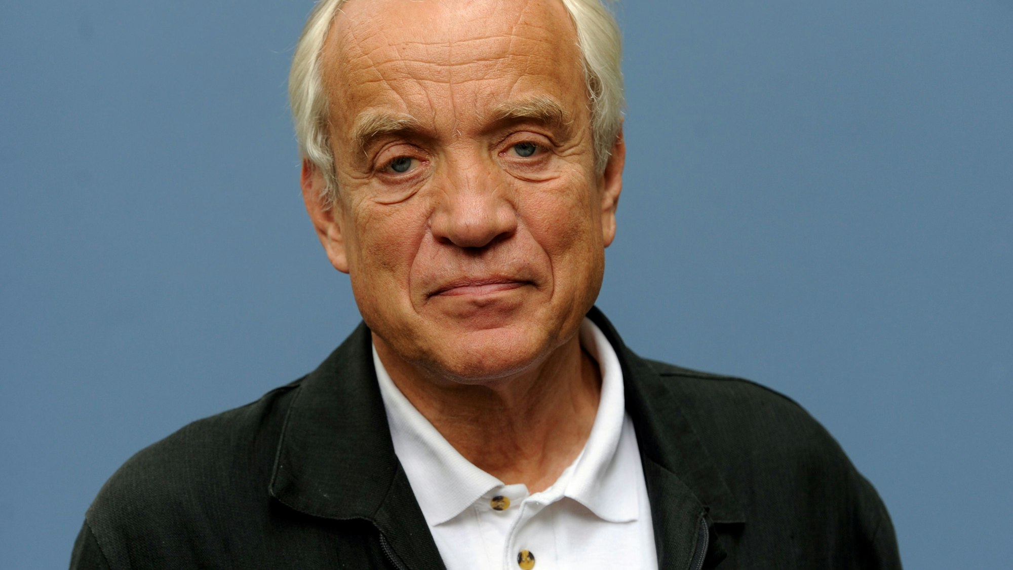 Peter Bach schaut in die Kamera.