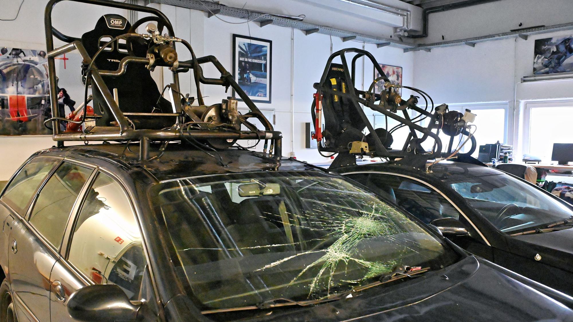 Das Bild zeigt Autos mit Kameravorrichtungen auf dem Dach.