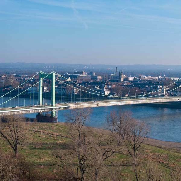 Die Stadt Köln hat die Mülheimer Brücke in Richtung Mülheim unerwartet gesperrt.