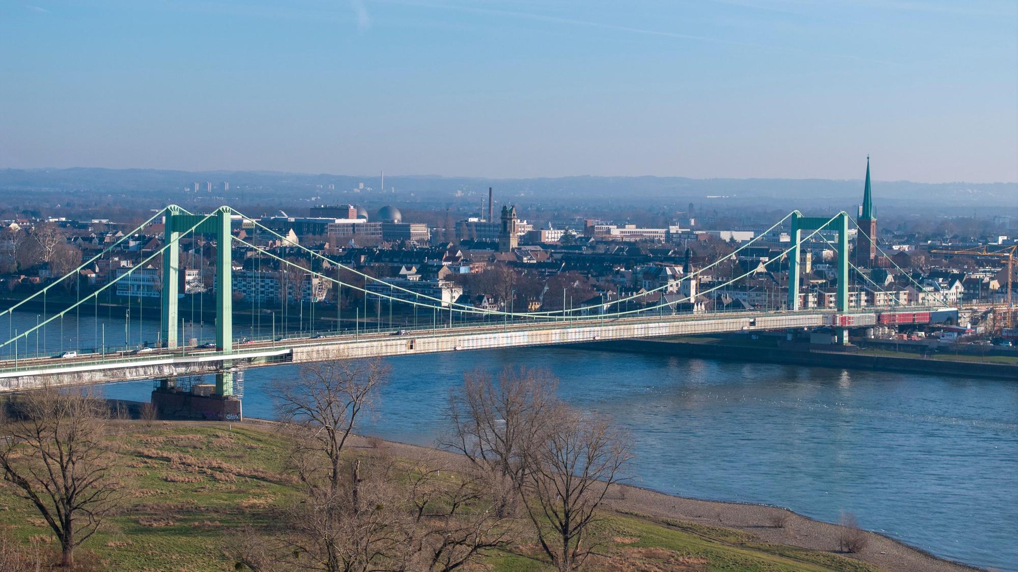 Die Mülheimer Brücke überspannt den Rhein im Kölner Norden.