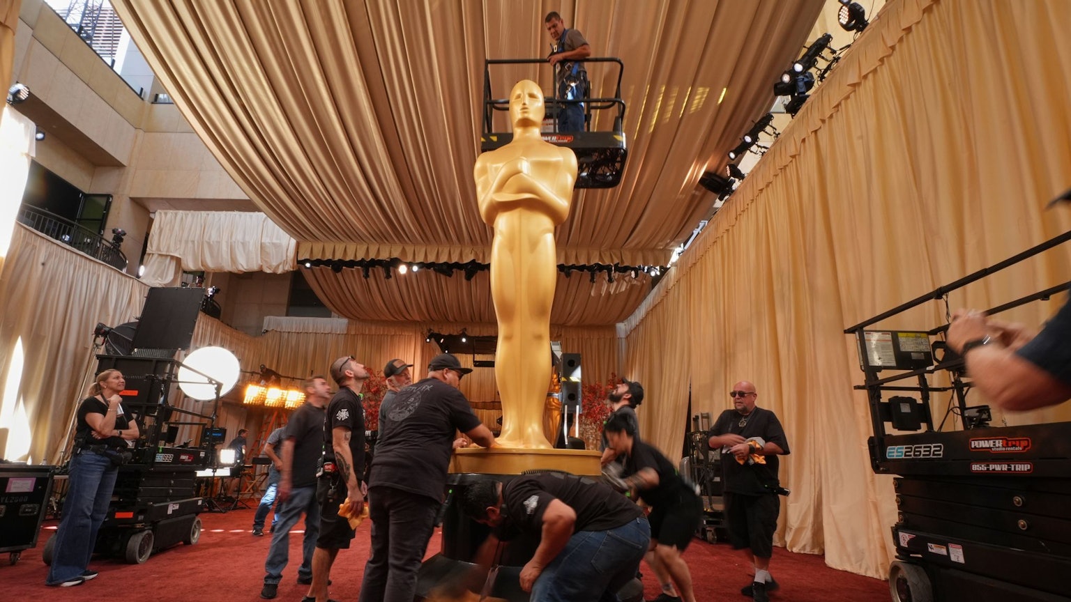Der rote Teppich wird für die Oscar-Gäste dekoriert.