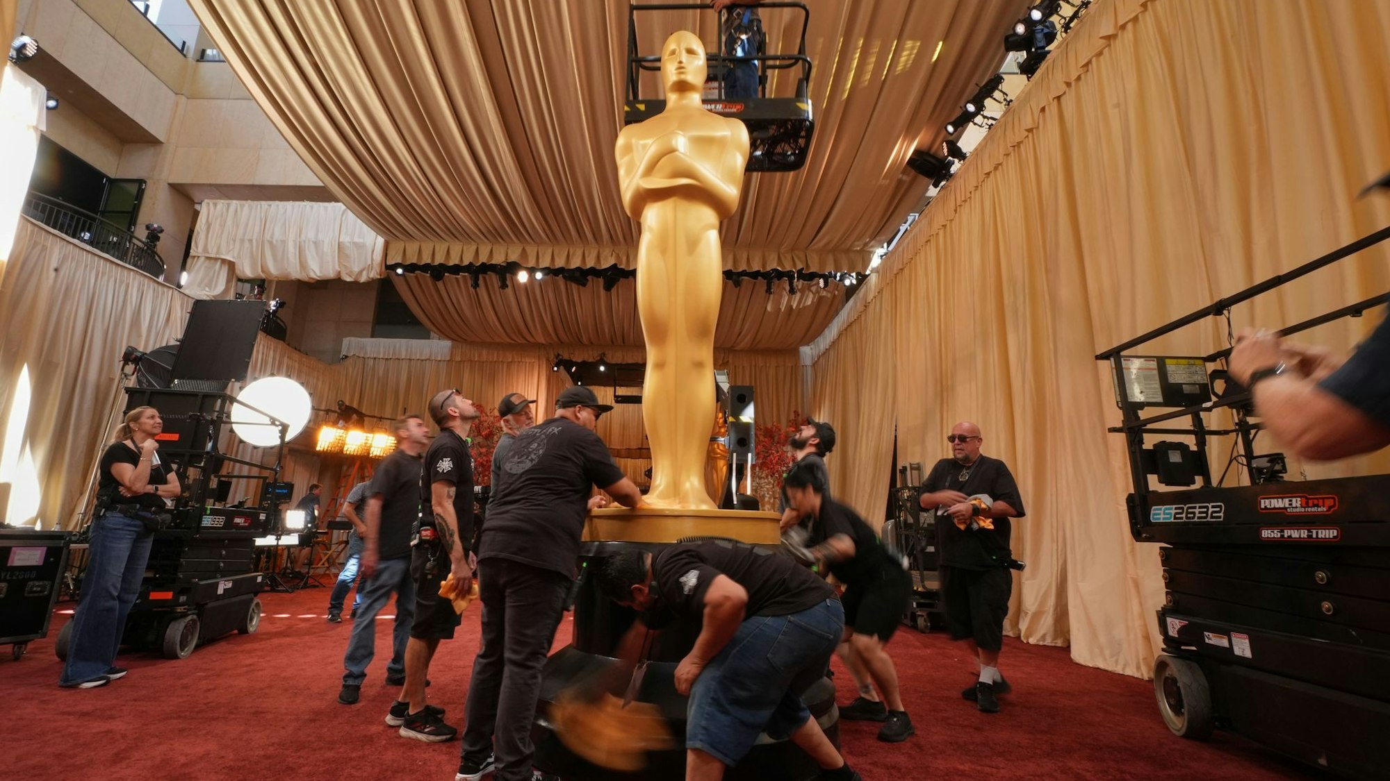 Der rote Teppich wird für die Oscar-Gäste dekoriert.