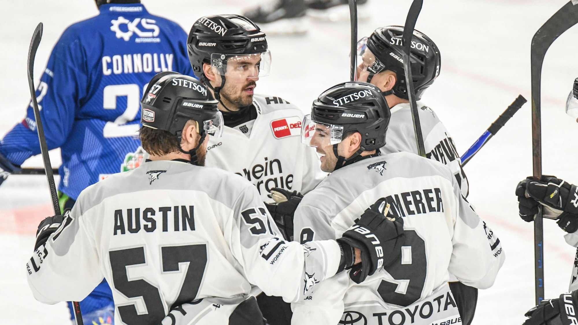 Straubing Tigers vs. Koelner Haie, Eishockey, Deutsche Eishockey Liga, Penny DEL, 52.Spieltag, Saison 2025 2026, 15.03.2026 Valtteri Kemilaeinen, Brady Austin, Maximilian Kammerer und Juhani Tyrvaeinen Koelner Haie jubeln ueber den Treffer, Eishockey Herren, Deutsche Eishockey Liga, Penny DEL, 52.Spieltag, Saison 2025 2026 am 15.03.2026 im Eisstadion am Pulverturm, Straubing Tigers blau gegen Koelner Haie weiß *** Straubing Tigers vs Koelner Haie, Ice Hockey, German Ice Hockey League, Penny DEL, 52 Matchday, Season 2025 2026, 15 03 2026 Valtteri Kemilaeinen, Brady Austin, Maximilian Kammerer and Juhani Tyrvaeinen Koelner Haie cheer about the goal, Ice Hockey Men, German Ice Hockey League, Penny DEL, 52 Matchday, Season 2025 2026 on 15 03 2026 at the Eisstadion am Pulverturm, Straubing Tigers blue vs Koelner Haie white