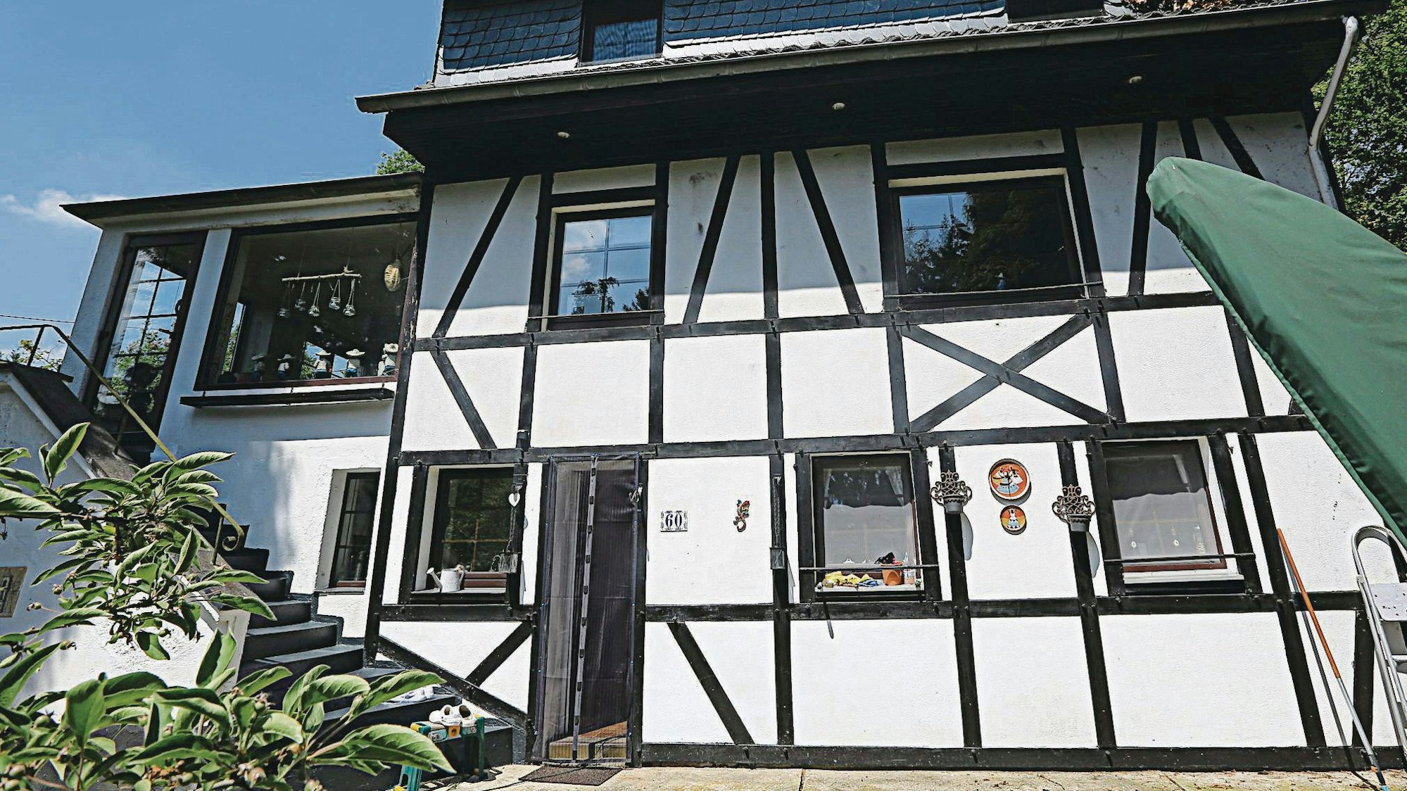 Ein Fachwerkhaus mit Außentreppe