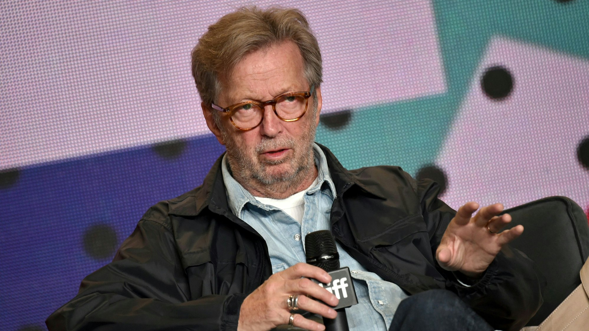 Eric Clapton spricht bei einer Pressekonferenz für seinen Film „Eric Clapton: Life in 12 Bars“.