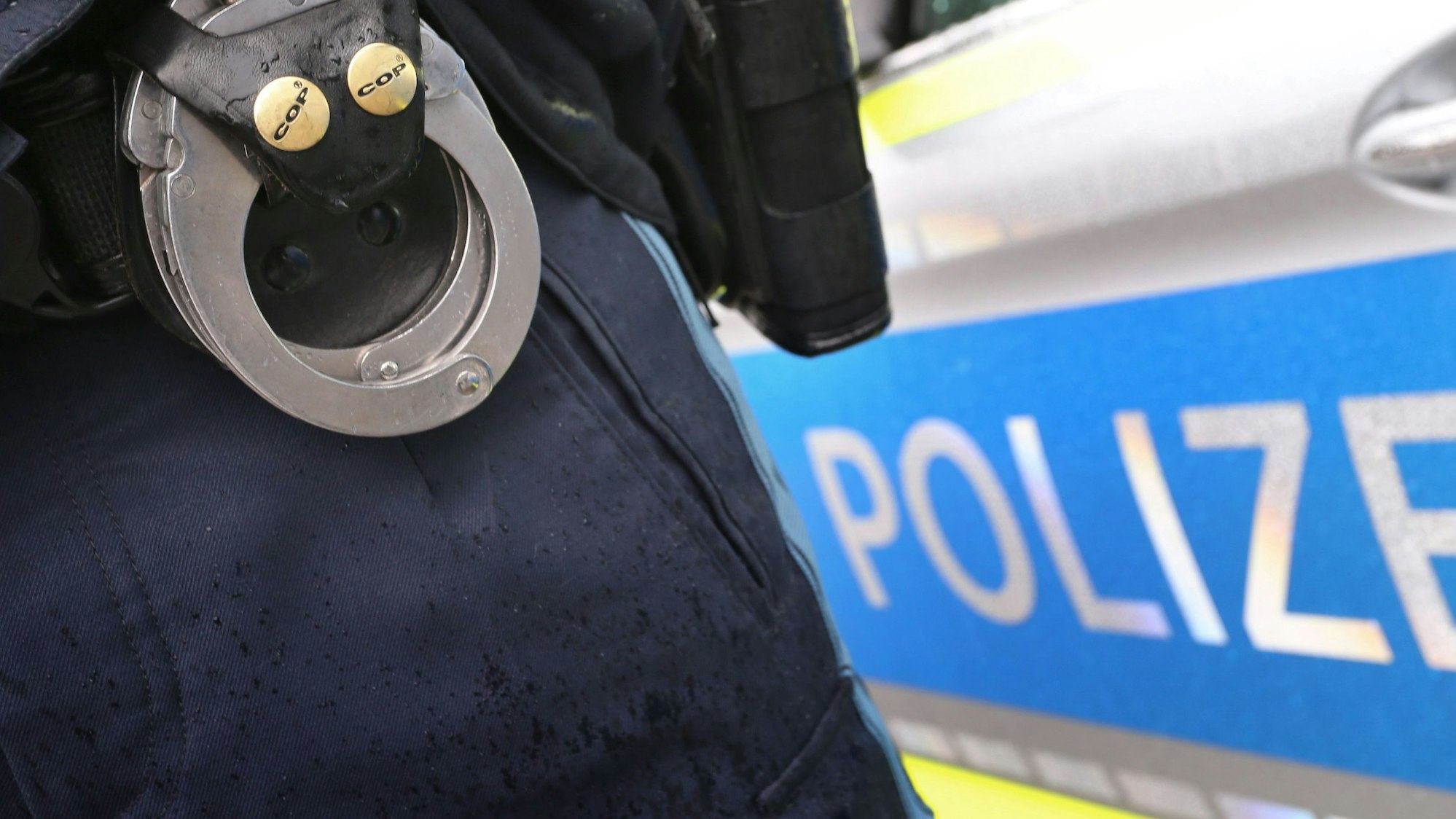 Ein 22-Jähriger wurde nach einem Tankstellenraub von der Polizei festgenommen. (Symbolbild)