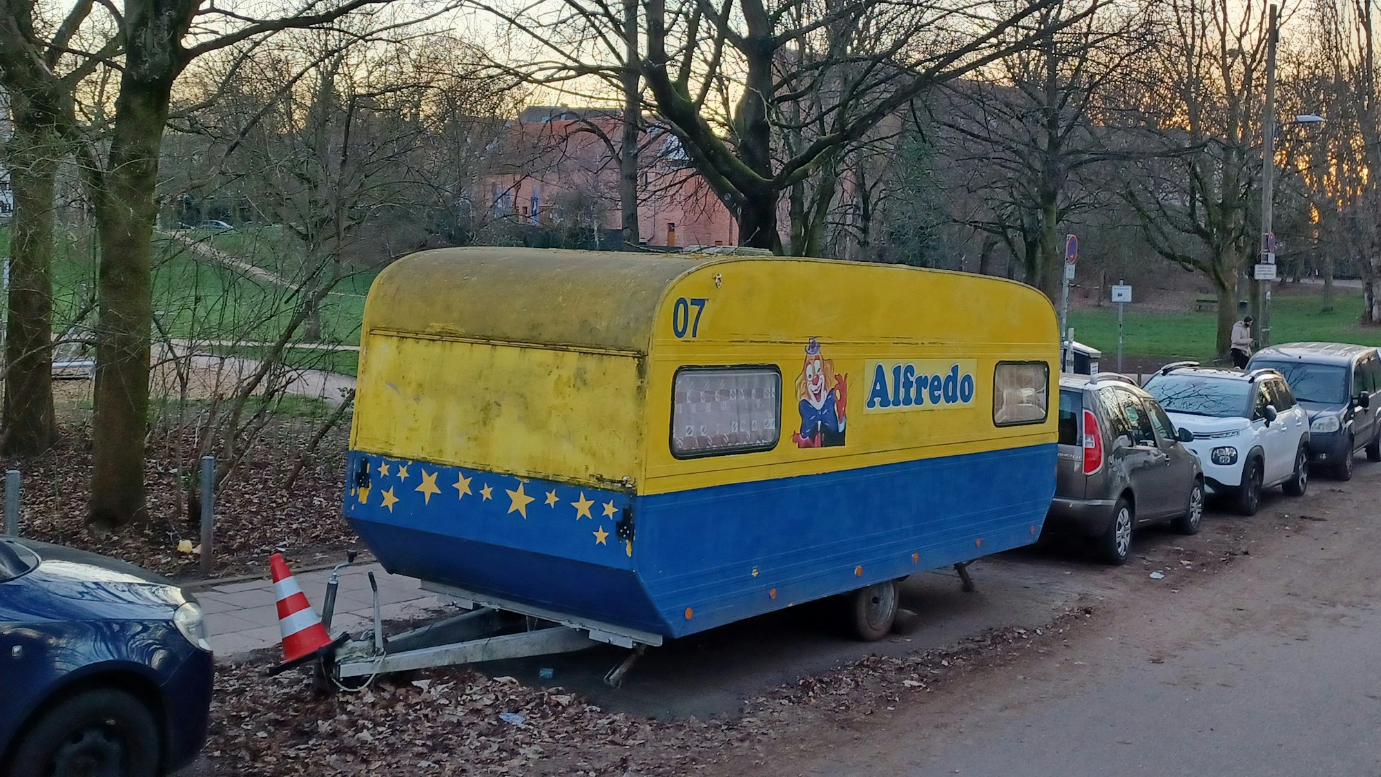 Der Zirkus-Wohnwagen steht schon lange Zeit am Rande des Nippeser Tälchens.