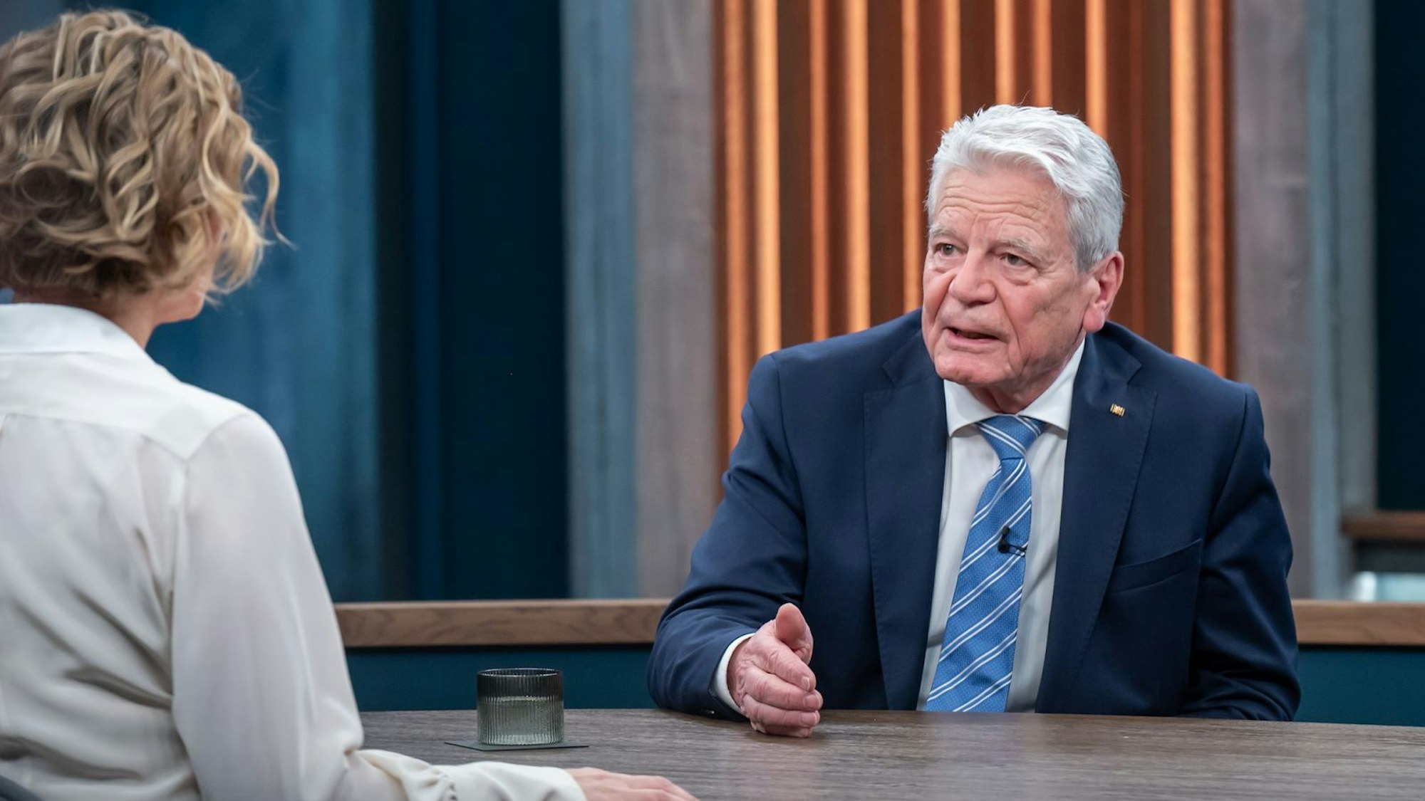 In der Ausgabe von „Caren Miosga“ mit dem ehemaligen Bundespräsidenten Joachim Gauck wurde viel über Politik philosophiert. (Bild: ARD / Claudius Pflug)