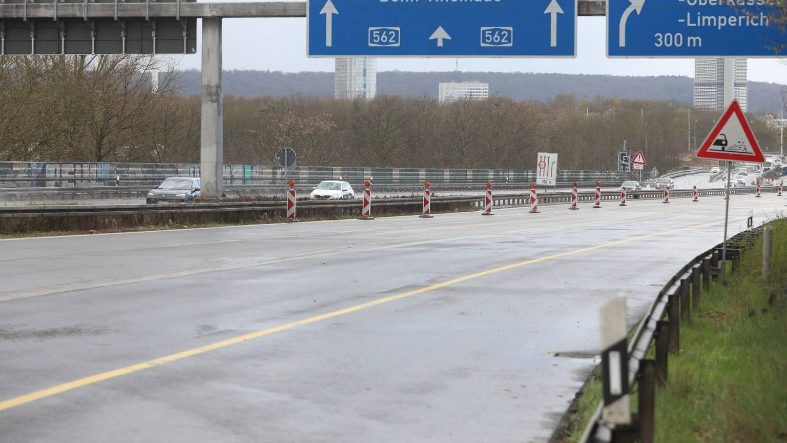 Seit Freitag waren die Fahrbahnen der Südbrücke in Richtung Bad Godesberg komplett gesperrt. Im gesamten Bonner Stadtgebiet und auf den Zubringersstraßen im Rhein-Sieg-Kreis führte das am Montag zu einem Verkehrschaos.