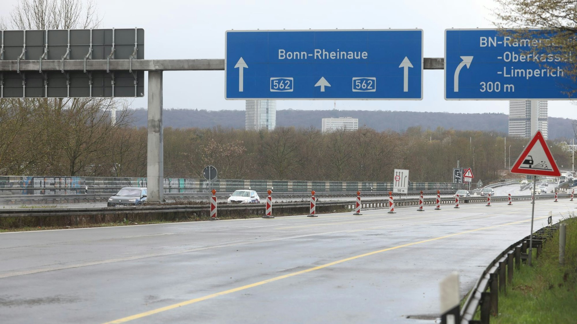 Seit Freitag waren die Fahrbahnen der Südbrücke in Richtung Bad Godesberg komplett gesperrt. Im gesamten Bonner Stadtgebiet und auf den Zubringersstraßen im Rhein-Sieg-Kreis führte das am Montag zu einem Verkehrschaos.