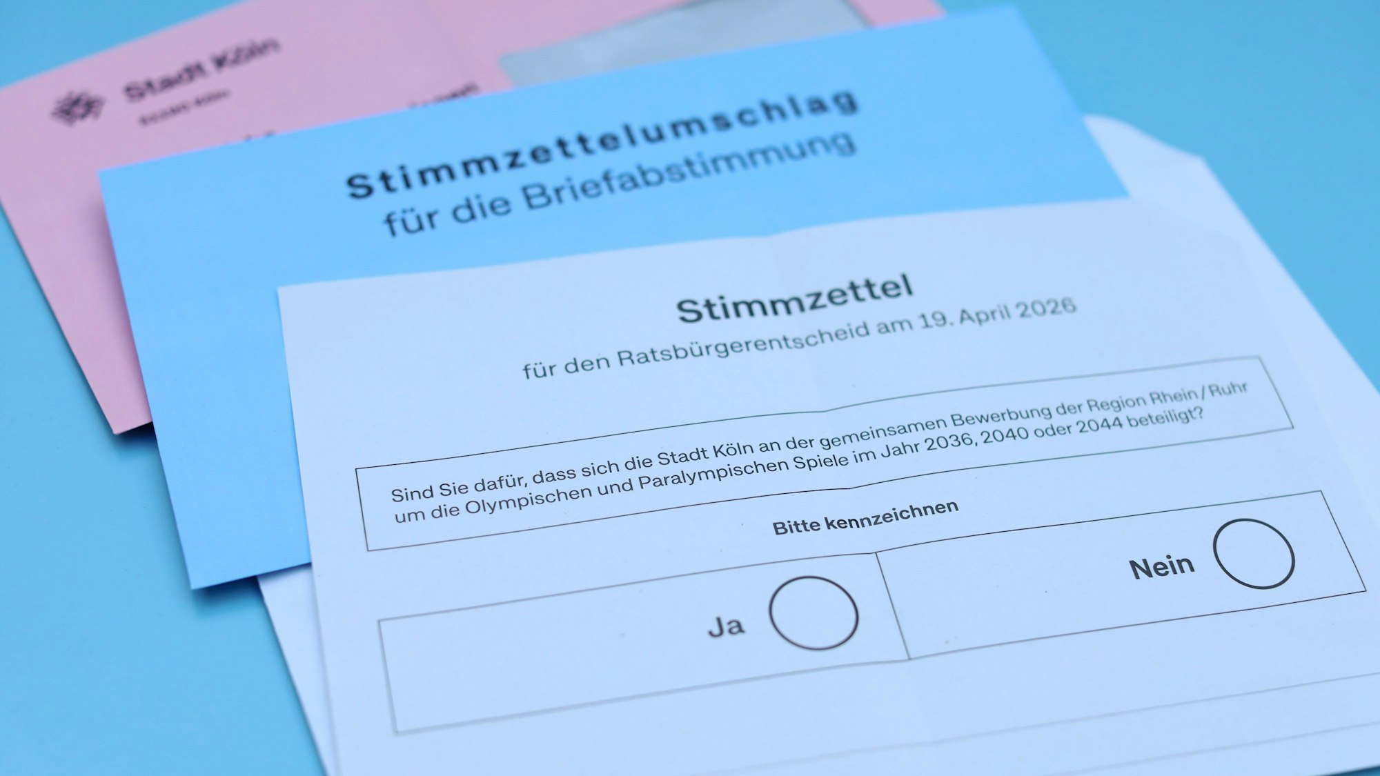 Der Stimmzettel und die dazugehörigen Umschläge für den Ratsbürgerentscheid Olympia in Köln.