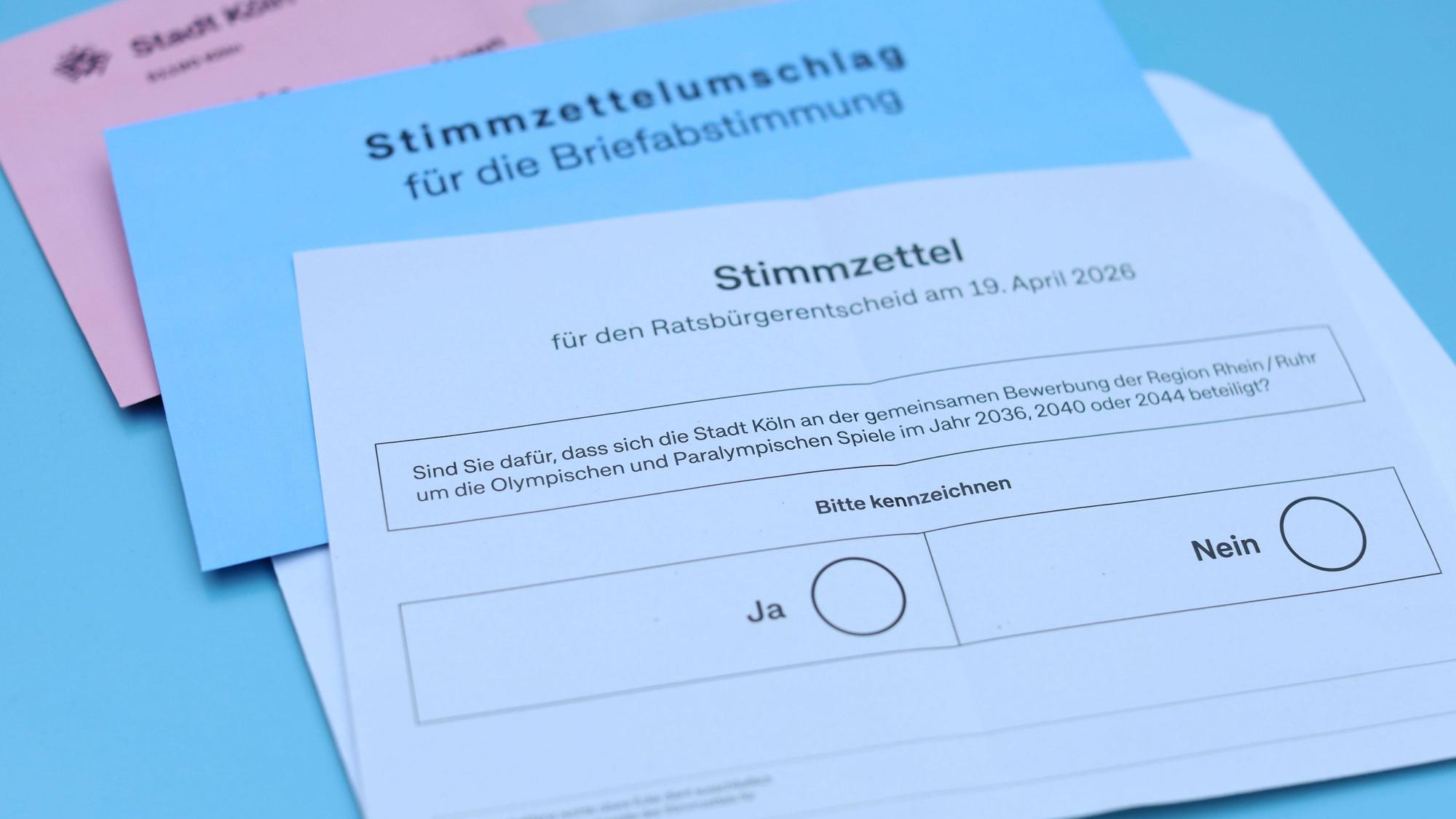 16.03.2026, Köln: Im Rahmen eines Ratsbürgerentscheid erfolgt im April die Abstimmung, ob sich Köln für die Ausrichtung der Olympischen und Paralympischem Spiele bewerben soll. Im Rahmen eines Fototermins werden die Abstimmungsunterlagen vorgestellt. Foto: Arton Krasniqi