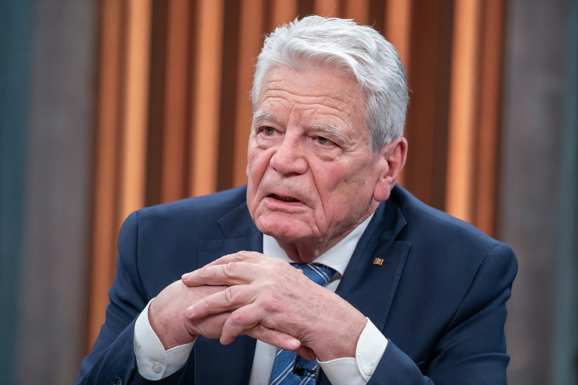 Joachim Gauck hat Kremlchef Wladimir Putin 2012 auf dessen Spionagetätigkeit für den KGB angesprochen. (Bild: ARD / Claudius Pflug)