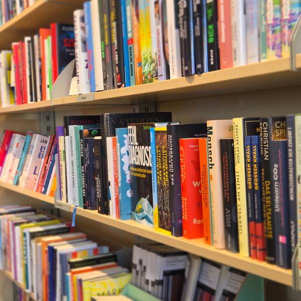Für Uwe Madel sind Buchhandlungen Orte der Meinungsvielfalt, die nicht einfach so zensiert werden dürfen, wie es Kulturstaatsminister Wolfram Weimer getan habe.