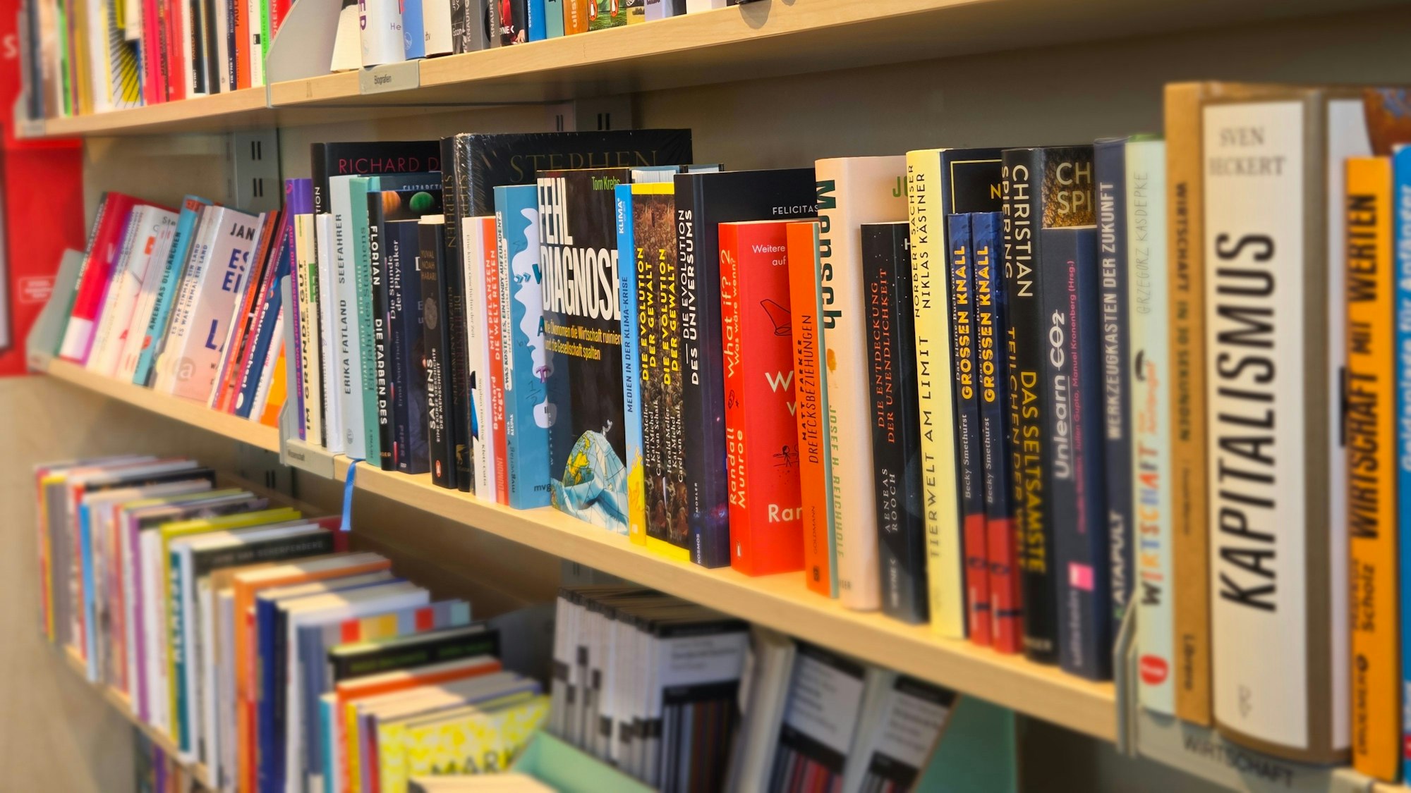 Für Uwe Madel sind Buchhandlungen Orte der Meinungsvielfalt, die nicht einfach so zensiert werden dürfen, wie es Kulturstaatsminister Wolfram Weimer getan habe.