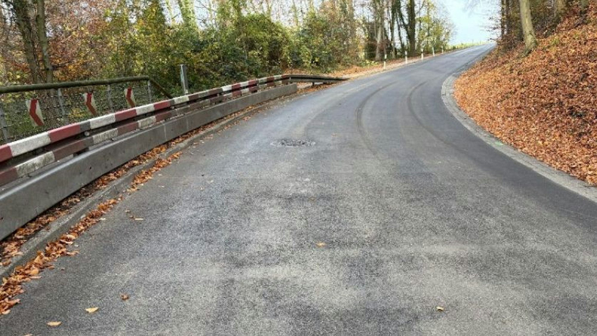 Frisch saniert ist die Verbindung zwischen Herrenstrunden und B 506.