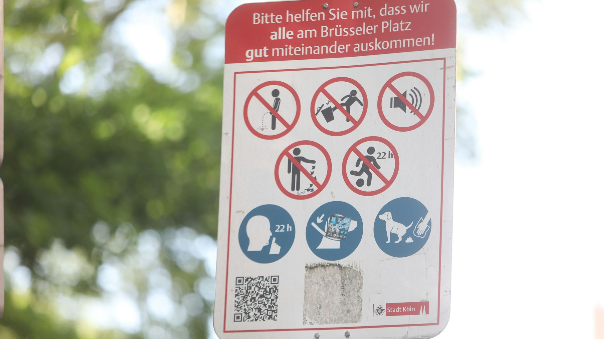 Das Bild zeigt ein Plakat, das auf den Lärmschutz am Brüsseler Platz hinweist.