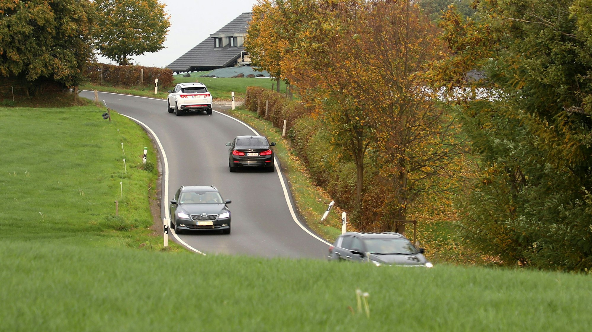Zahlreiche Autos fahren auf der schmalen Kreisstraße 39 zwischen Rösrath-Oberschönrath und der Sülkztalstraße.