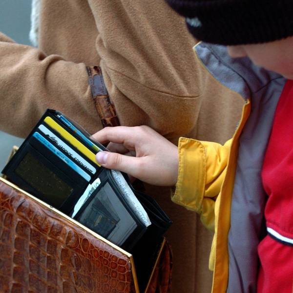 Ein Junge stiehlt in Düsseldorf einer Frau eine Geldbörse aus der Handtasche