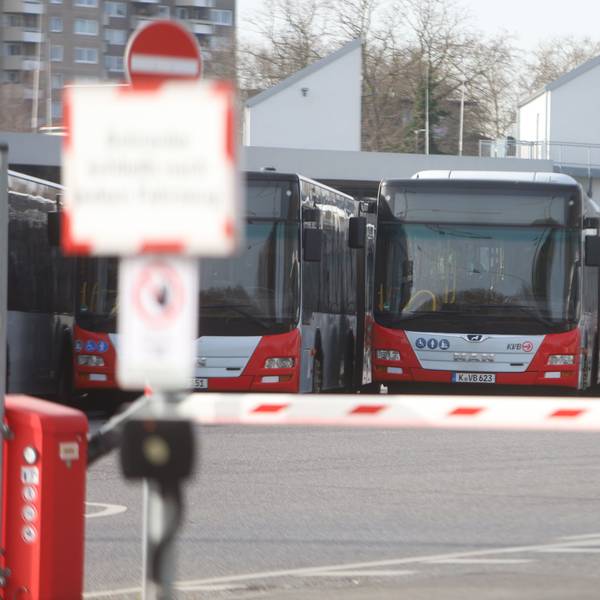 Busse und Bahnen bleiben bei der KVB auch am Dienstag und Donnerstag im Depot.