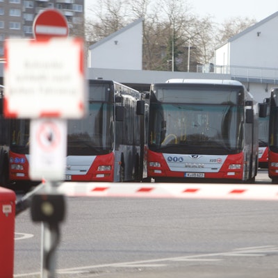 Busse und Bahnen bleiben bei der KVB auch am Dienstag und Donnerstag im Depot.