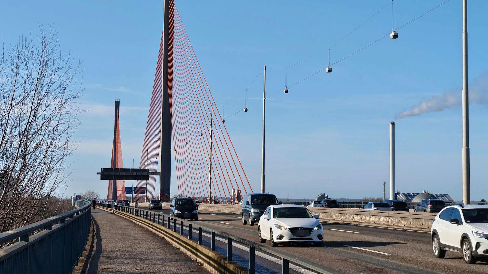 Die Nordbrücke in Bonn ist seit dem 9. Februar für alle Fahrzeuge über 7,5 Tonnen, wie Lkw und den ÖPNV gesperrt. Ausnahmen gibt es nur wenige.