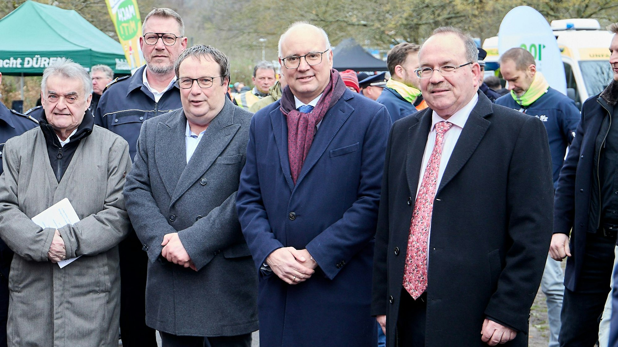 Innenminister Herbert Reul, Oliver Krischer, Minister für Umwelt und Verkehr, Jochen Weiler, Bürgermeister von Heimbach, Landrat Dr. Ralf Nolten (von links) beim Aktionstag zur Motorradsicherheit.