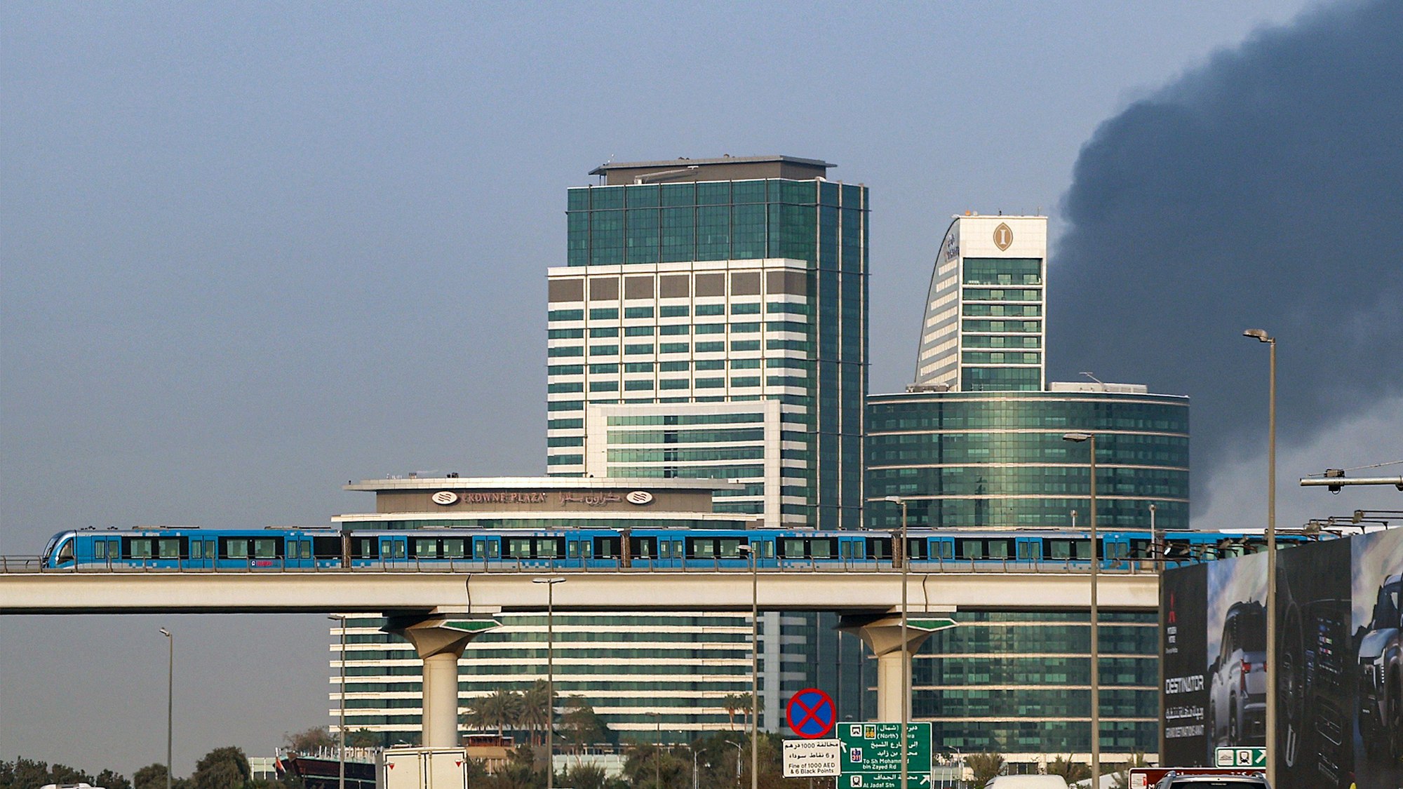 Eine Rauchsäule steigt über dem Flughafen in Dubai auf.