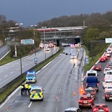 Es kommt zu Staubildung rund um die Unfallstelle.