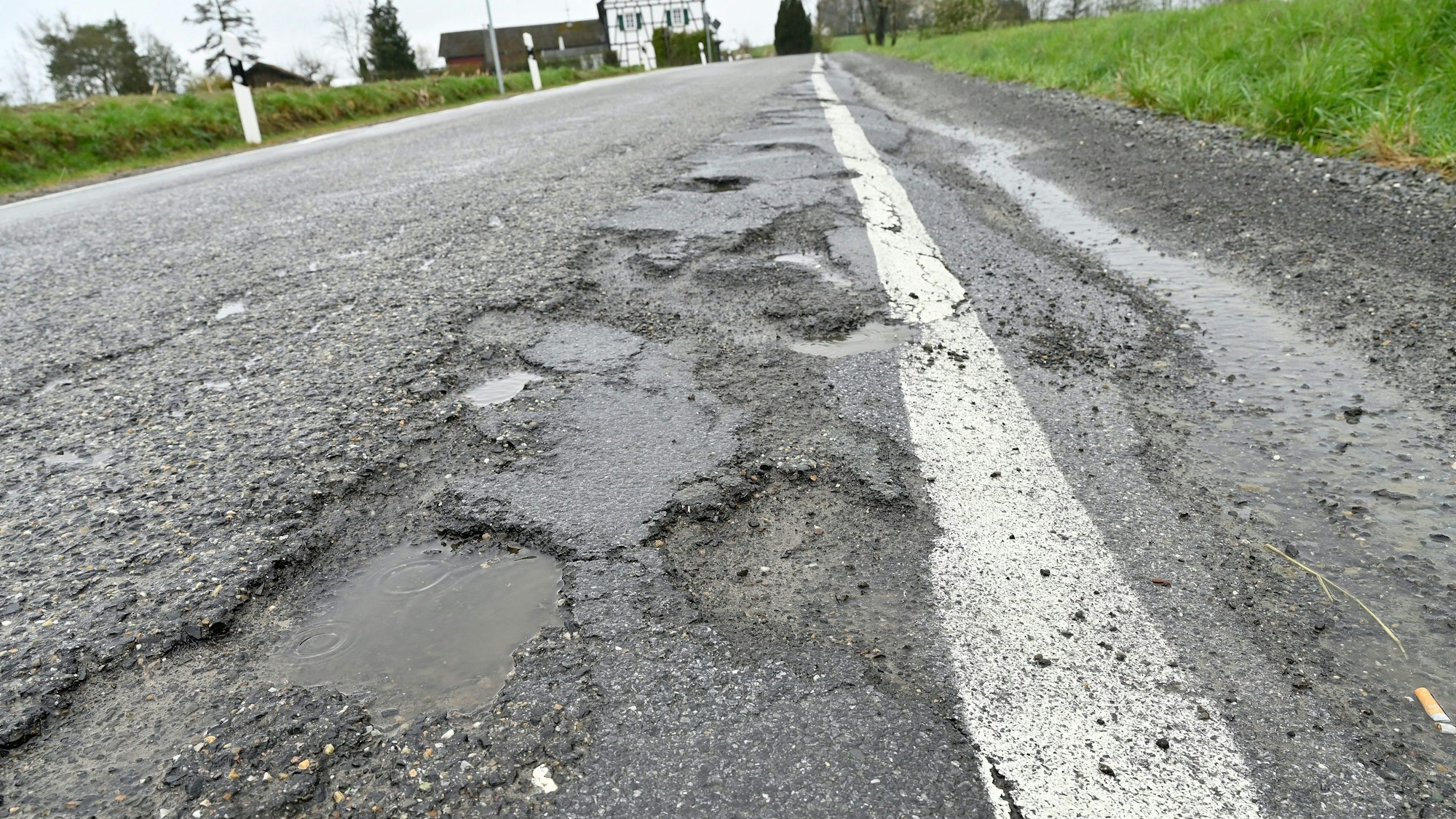 Schlaglöcher klaffen in der Höhenstraße zwischen Overath-Sonne und Kreisgrenze zum Rhein-Sieg-Kreis.