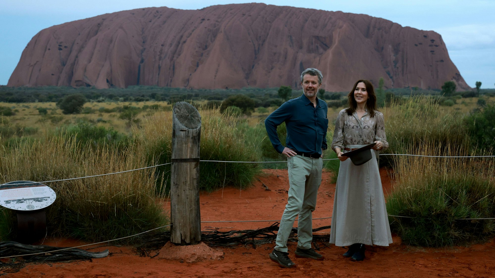 Dänemarks König Federik X (l) und Königin Mary (r) posieren für ein Porträt am Uluru.