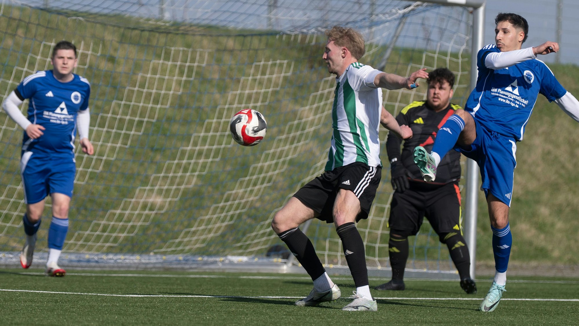 Das Bild zeigt den Offensivspieler des SV Schöneseiffen, wie er versucht, den Ball zu schießen.