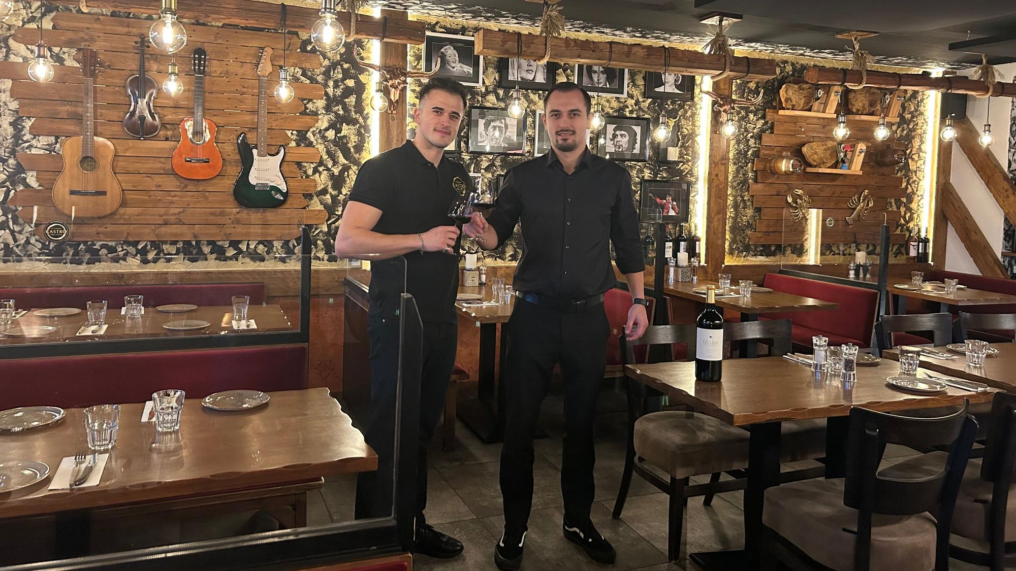 Die Brüder Haris Kolios (r.) und Spyros Kolios führen gemeinsam das spanische Steakhaus „Castro Carne“ in Leverkusen-Lützenkirchen