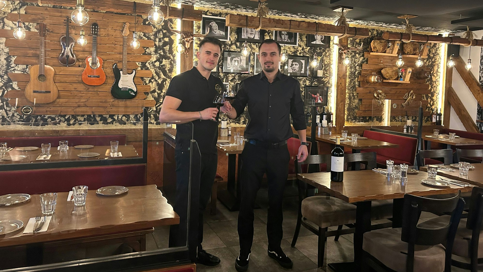 Die Brüder Haris Kolios (r.) und Spyros Kolios führen gemeinsam das spanische Steakhaus „Castro Carne“ in Leverkusen-Lützenkirchen