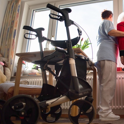 Pflegekraft mit einer Seniorin.