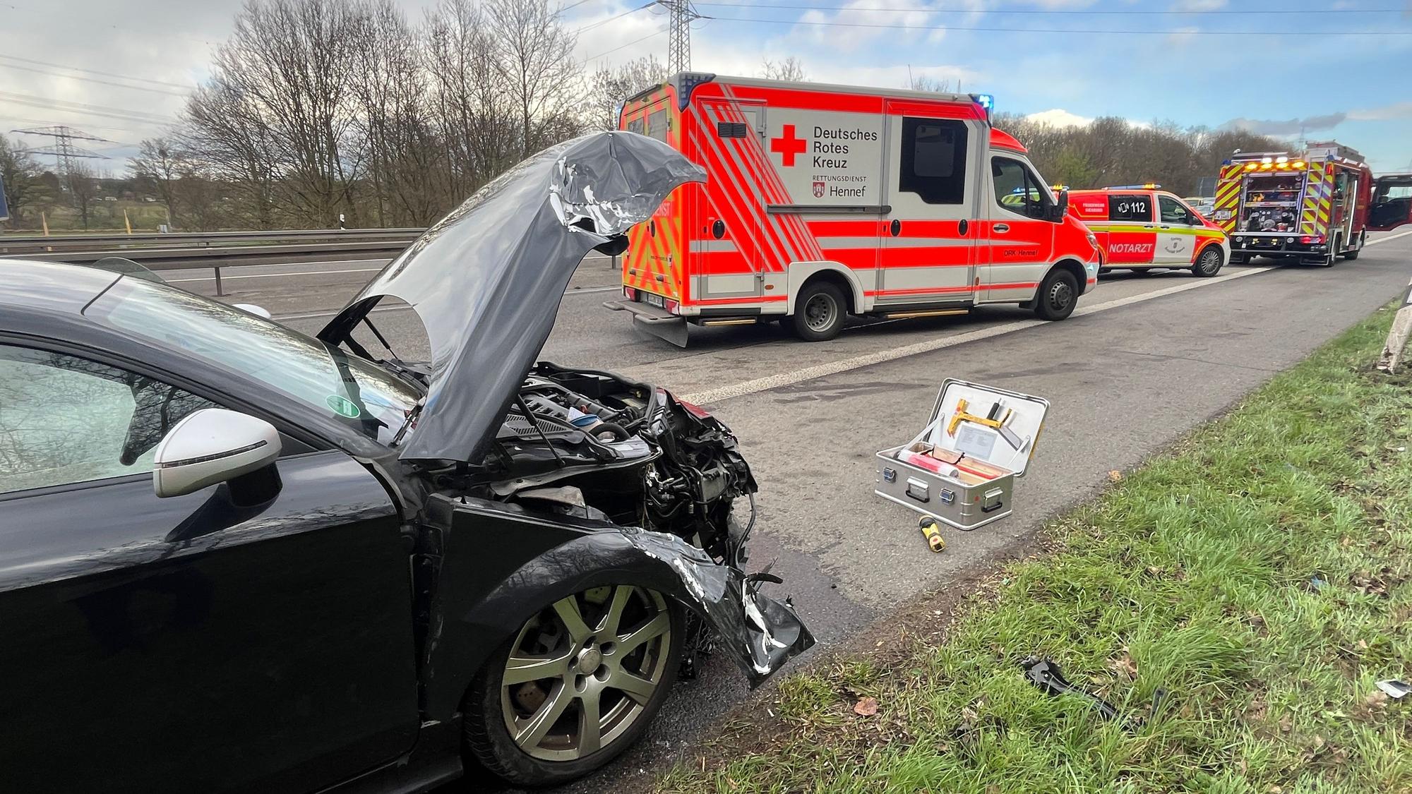 Auf der A 560 sind in Sankt Augustin am Montag (16. März 2026) gegen 15 Uhr bei einem Unfall drei Menschen verletzt worden.