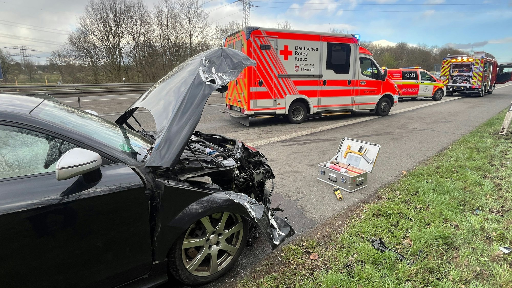 Auf der A 560 sind in Sankt Augustin am Montag (16. März 2026) gegen 15 Uhr bei einem Unfall drei Menschen verletzt worden.
