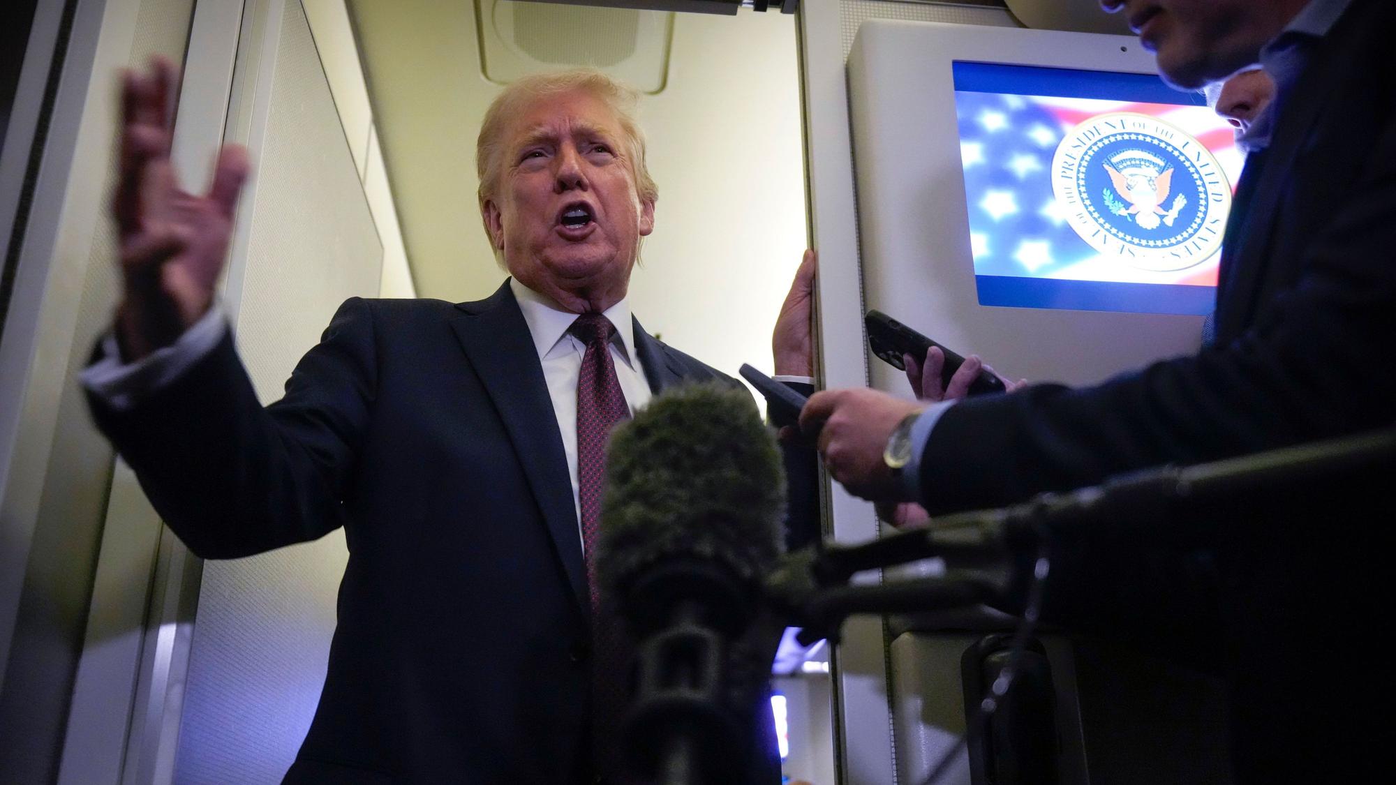 US-Präsident Donald Trump spricht zu Reportern an Bord der Air Force One auf dem Weg von West Palm Beach, Florida, zur Joint Base Andrews. (Archivbild)