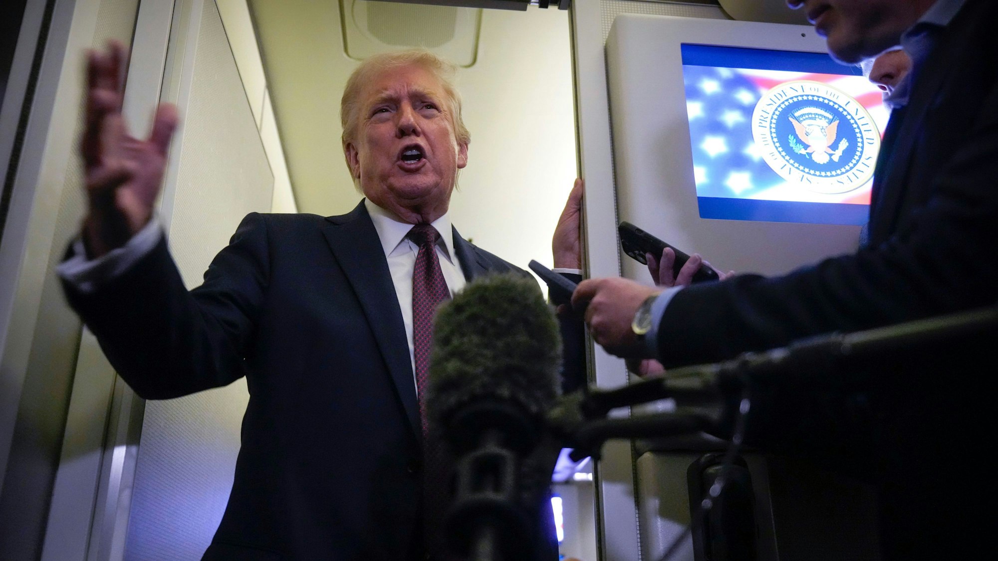 US-Präsident Donald Trump spricht zu Reportern an Bord der Air Force One auf dem Weg von West Palm Beach, Florida, zur Joint Base Andrews. (Archivbild)
