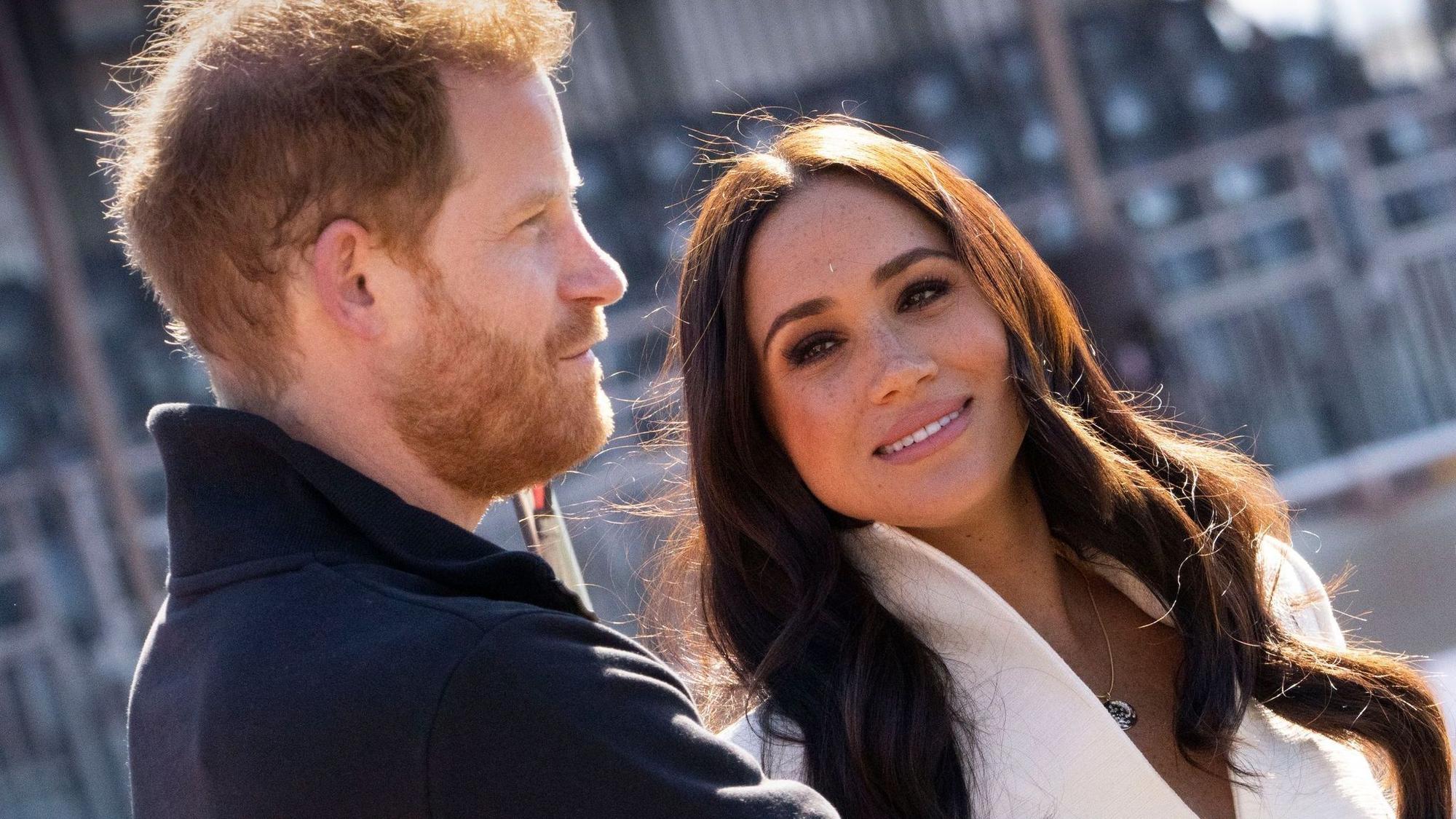 Prinz Harry und Herzogin Meghan posieren.