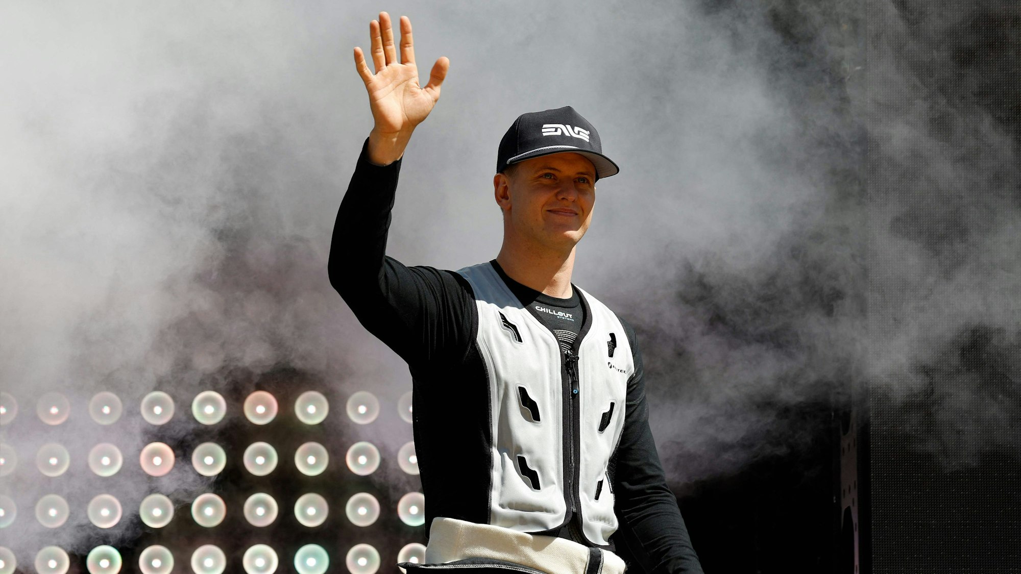 Mick Schumacher winkt.