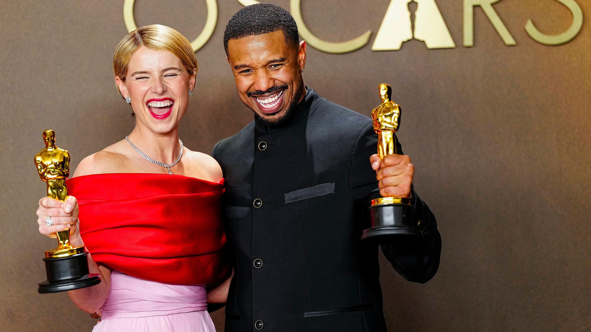 Die Oscar-Preisträgerin in der Kategorie „Beste Hauptdarstellerin“, Jessie Buckley aus dem Film „Hamnet“, feiert am Sonntag, dem 15. März 2026, während der 98. jährlichen Oscar-Verleihung im Stadtteil Hollywood in Los Angeles gemeinsam mit dem Oscar-Preisträger in der Kategorie „Bester Hauptdarsteller“, Michael B. Jordan aus dem Film „Sinners“, im Presseraum.