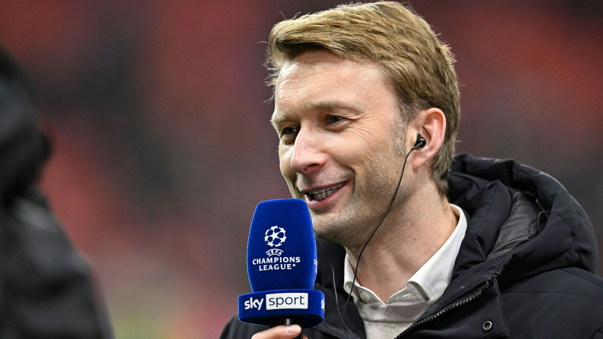 11.03.2026, Nordrhein-Westfalen, Leverkusen: Fußball, Männer: Champions League, Bayer Leverkusen - FC Arsenal, K.o.-Runde, Achtelfinale, Hinspiele, BayArena, Simon Rolfes, Geschäftsführer Sport Bayer Leverkusen, spricht beim Interview vor dem Spiel. Foto: Anke Waelischmiller/dpa +++ dpa-Bildfunk +++