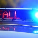 ARCHIV - 12.06.2017, Bayern, Günzburg: Auf einem Polizeifahrzeug warnt eine Leuchtschrift vor einer Unfallstelle. (zu dpa: «Vollsperrung in Fahrtrichtung Mannheim auf A6 nach Unfall») Foto: Stefan Puchner/dpa +++ dpa-Bildfunk +++