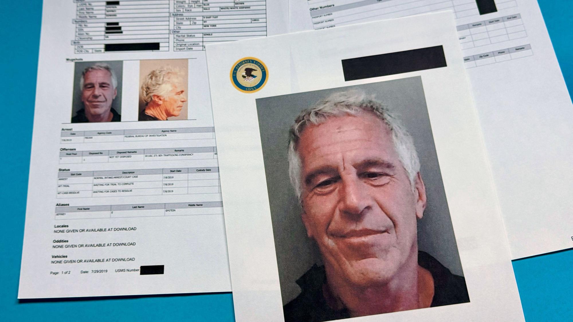 Dokumente mit geschwärzten Passagen, die in den vom US-Justizministerium freigegebenen Jeffrey-Epstein-Akten enthalten sind, werden am Freitag, 2. Januar 2026, in Washington gezeigt und fotografiert.