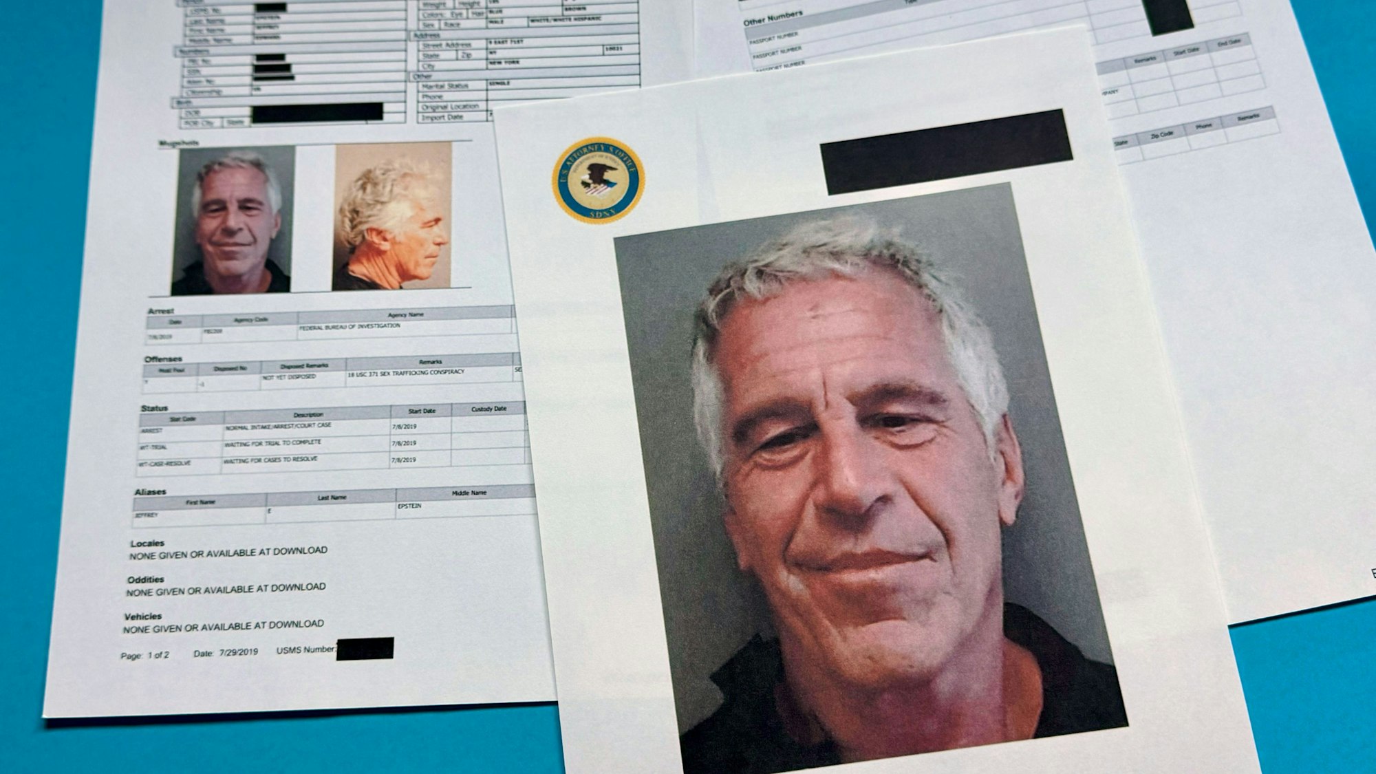 Dokumente mit geschwärzten Passagen, die in den vom US-Justizministerium freigegebenen Jeffrey-Epstein-Akten enthalten sind, werden am Freitag, 2. Januar 2026, in Washington gezeigt und fotografiert.