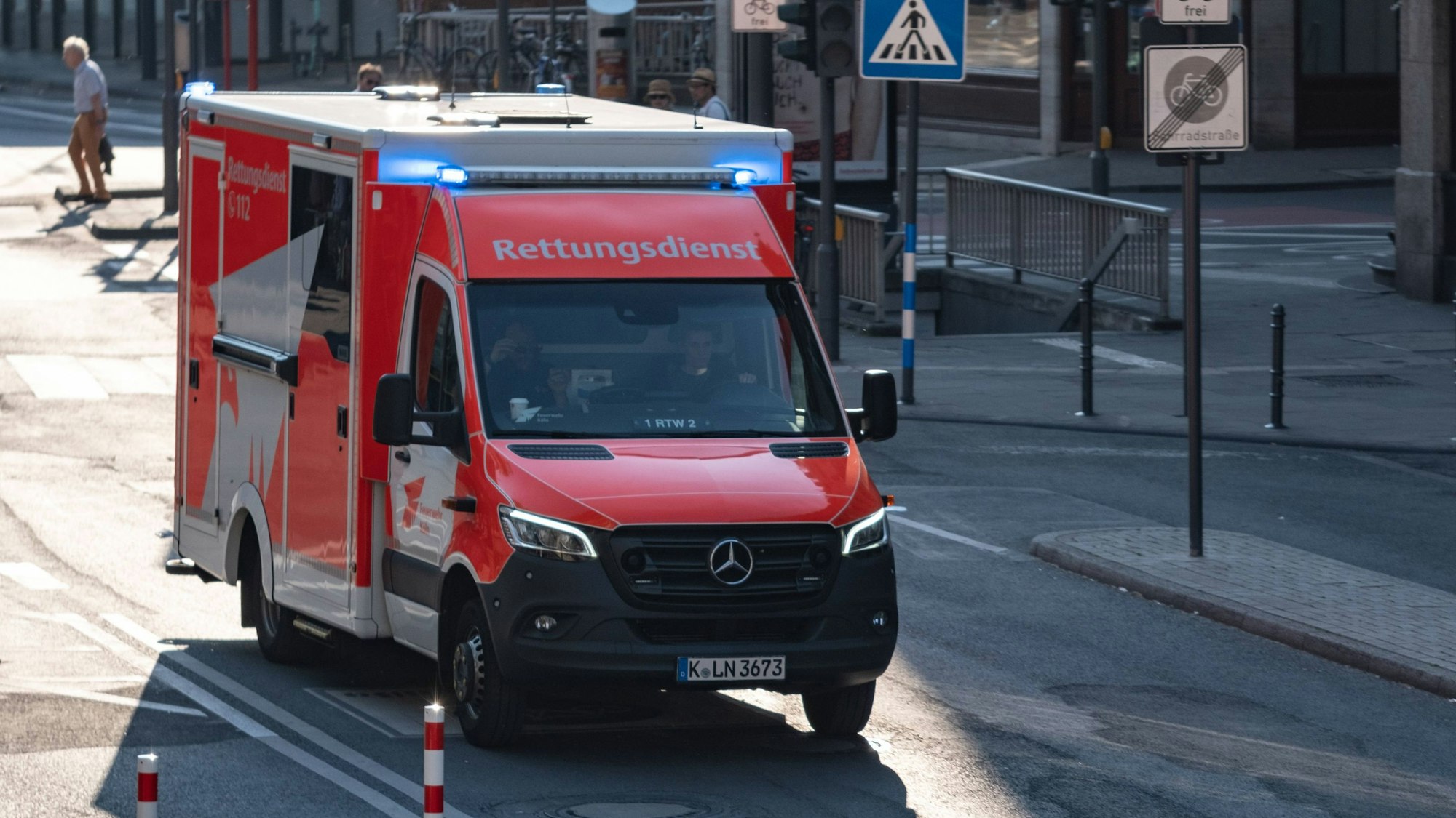 Ein Rettungswagen ist beim Einsatz in Köln mit Blaulicht und Martinshorn unterwegs. (Symbolbild)
