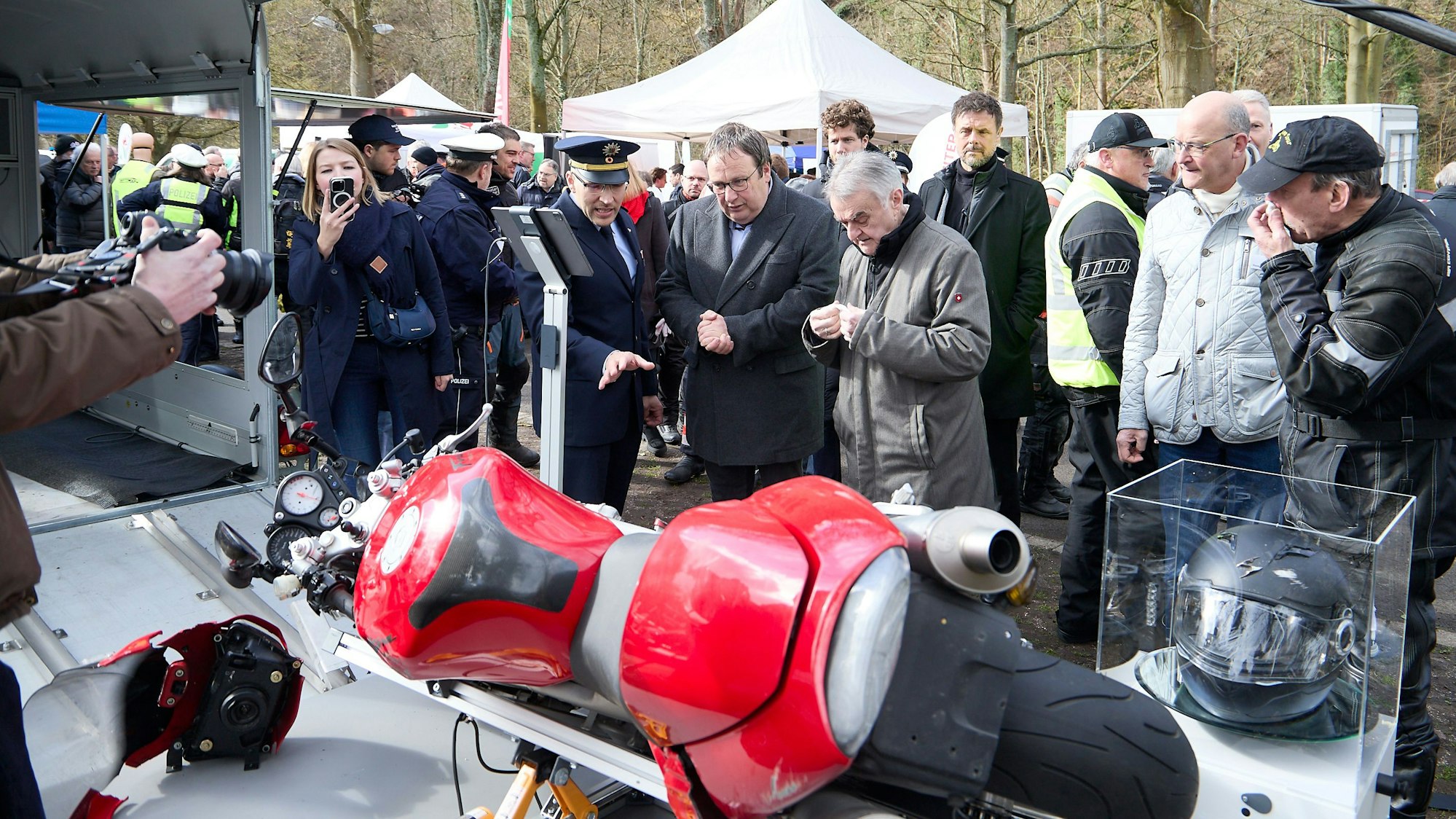 Das Originalmotorrad eines Unfalles aus dem Kreis Euskirchen, bei dem der Fahrer schwer verletzt wurde, wurde in Heimbach ausgestellt.